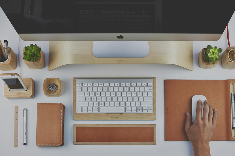 Espacio de trabajo bien organizado con iluminación adecuada